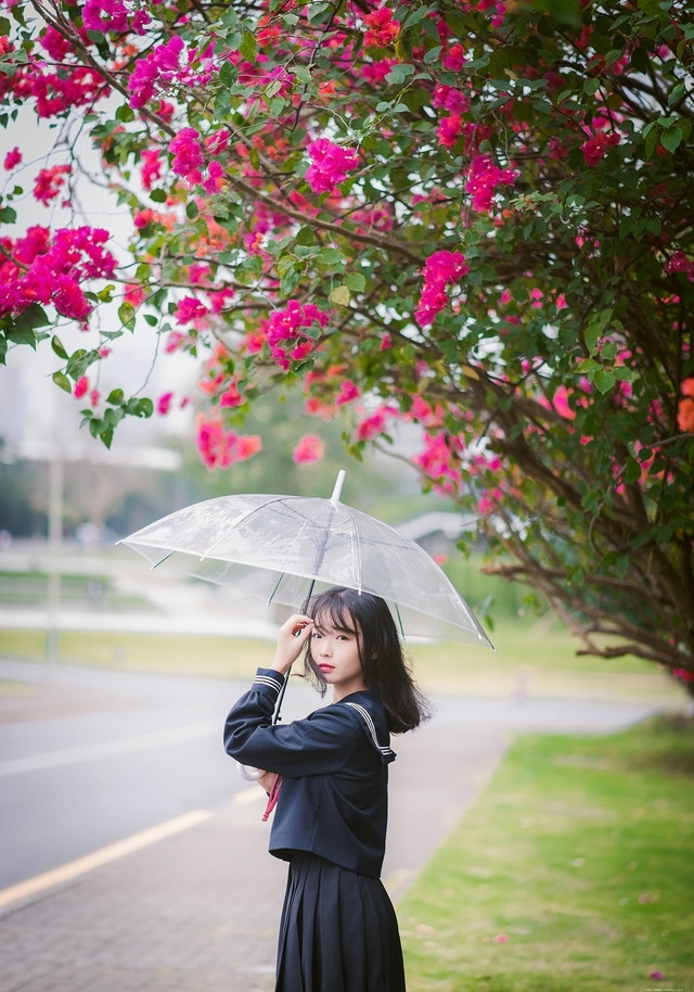 四月花开水手服少女红唇鲜艳欲滴心情靓