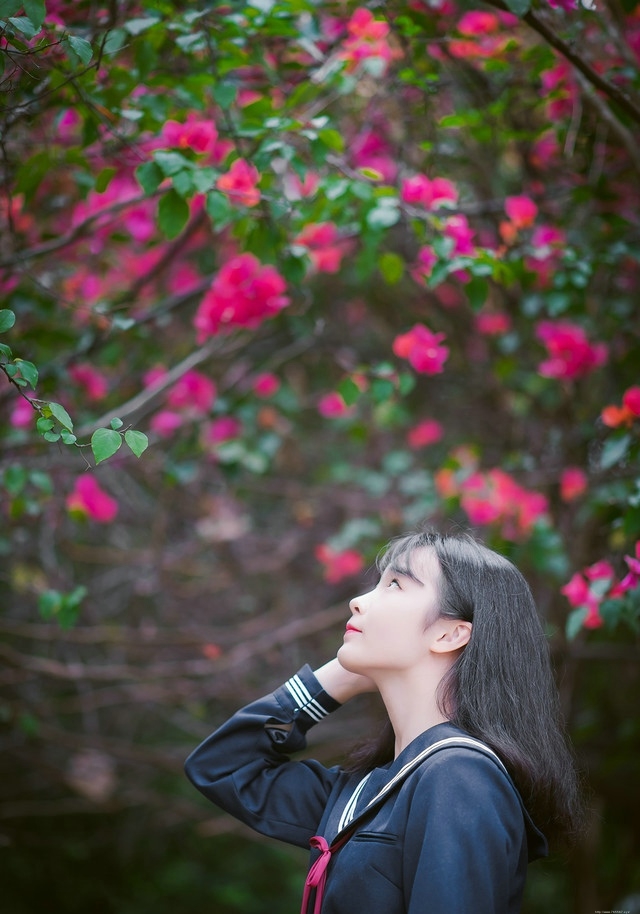 四月花开水手服少女红唇鲜艳欲滴心情靓