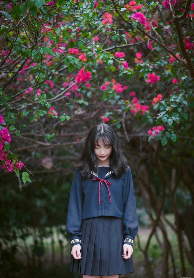 四月花开水手服少女红唇鲜艳欲滴心情靓