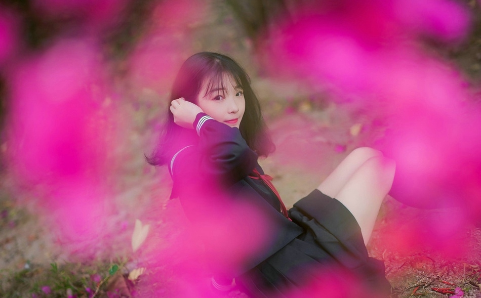 四月花开水手服少女红唇鲜艳欲滴心情靓