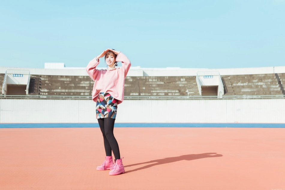 二月操场粉色毛衣美女抵御早春寒气阳光写真