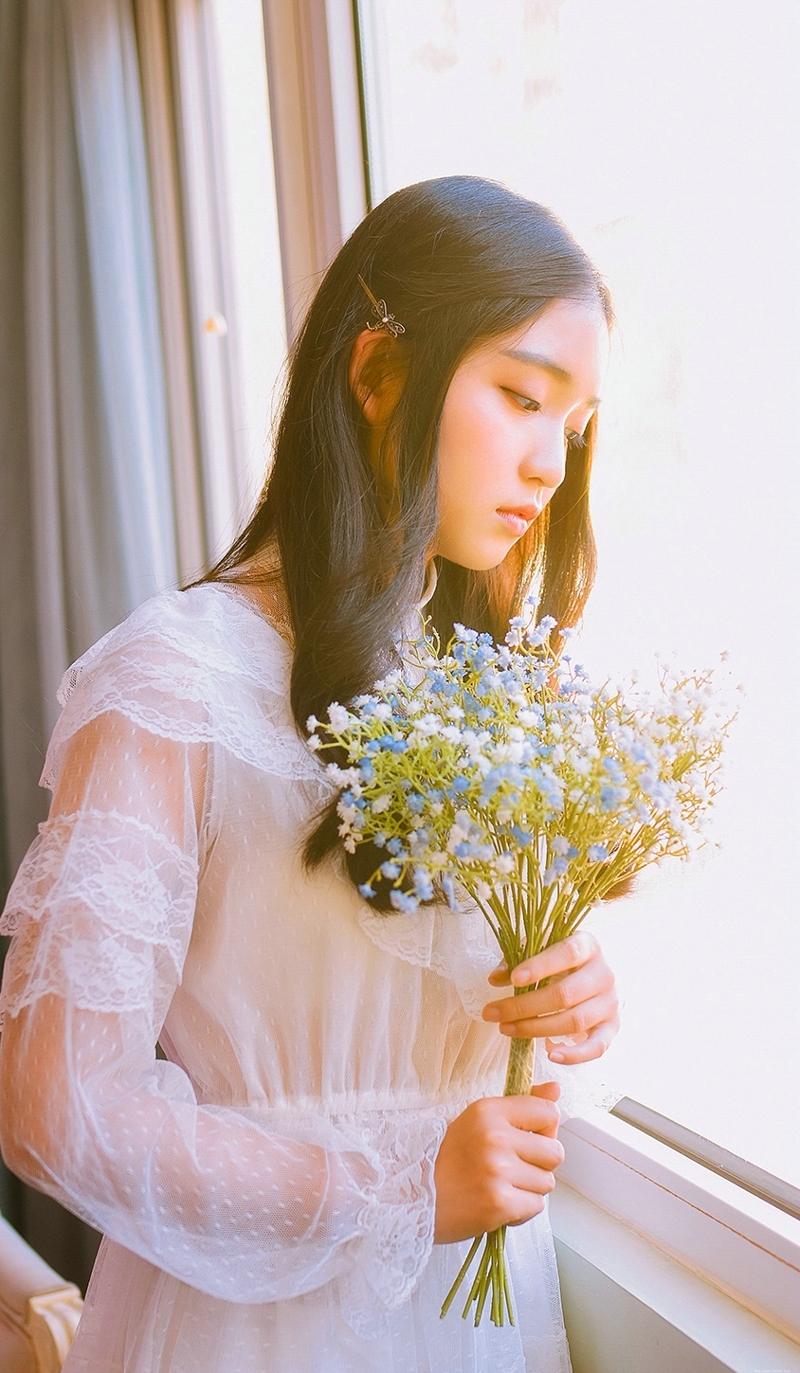 安静呆萌中分妹子花朵娇俏可人