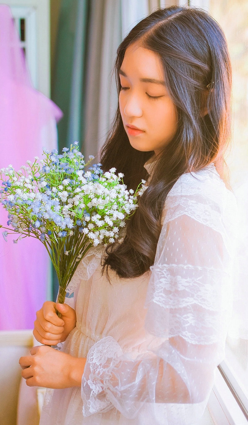 安静呆萌中分妹子花朵娇俏可人