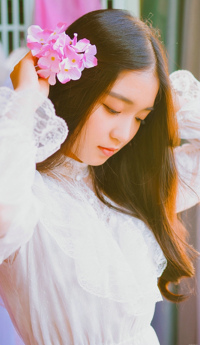 安静呆萌中分妹子花朵娇俏可人