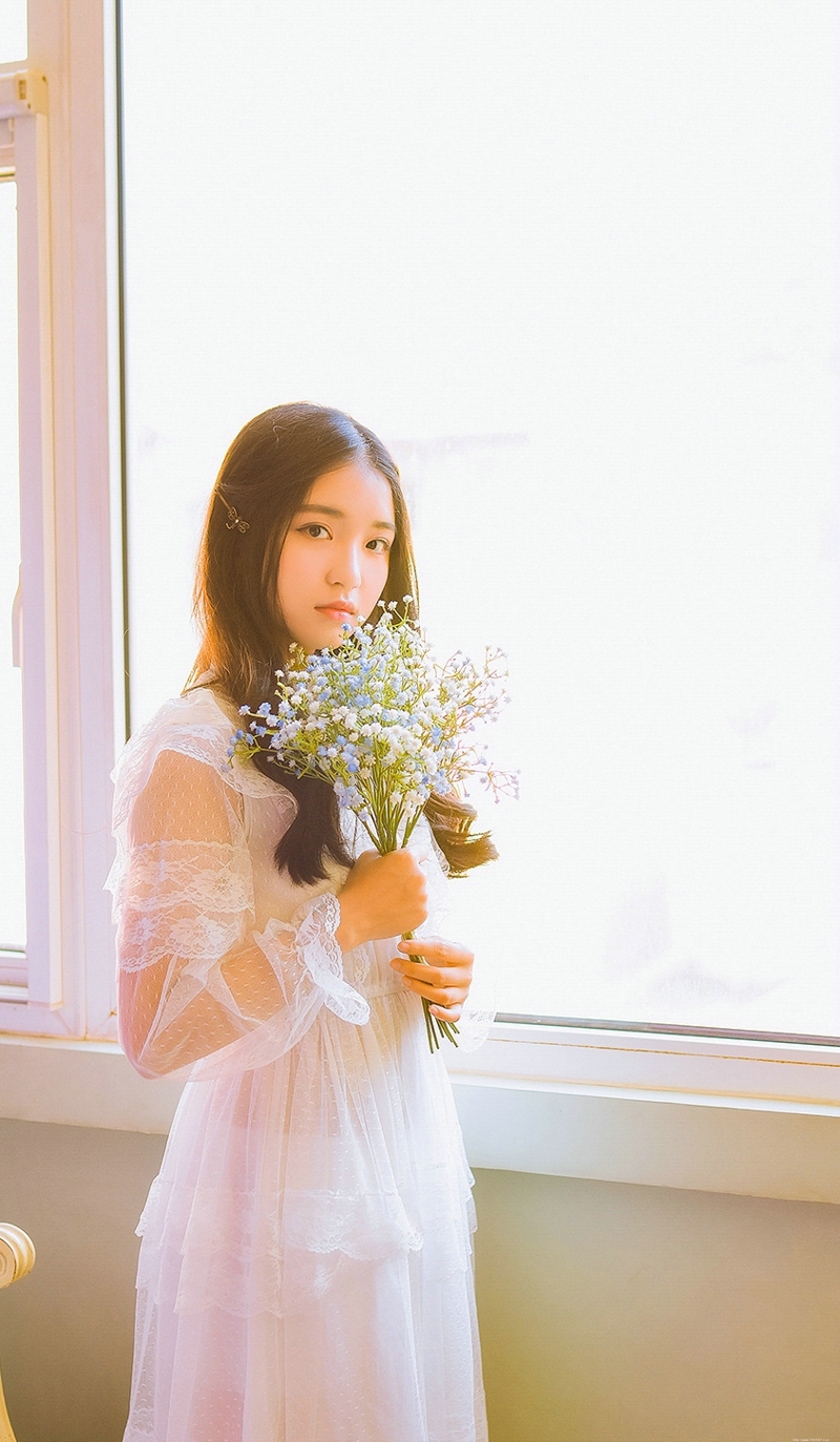 安静呆萌中分妹子花朵娇俏可人