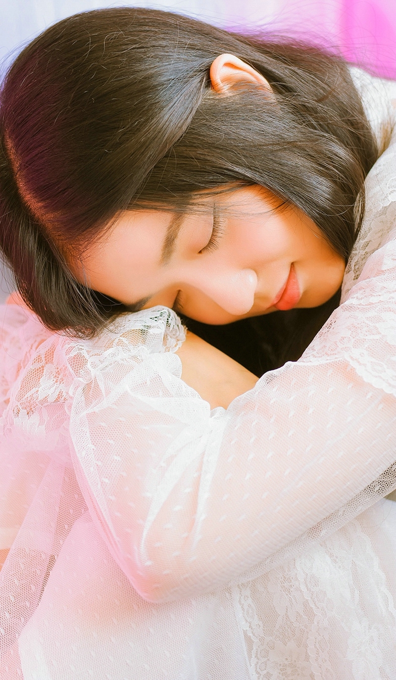 安静呆萌中分妹子花朵娇俏可人