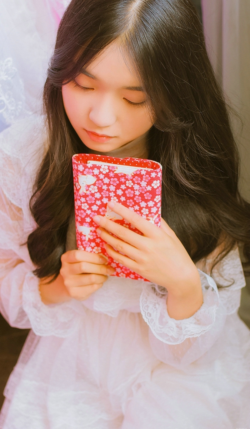 安静呆萌中分妹子花朵娇俏可人