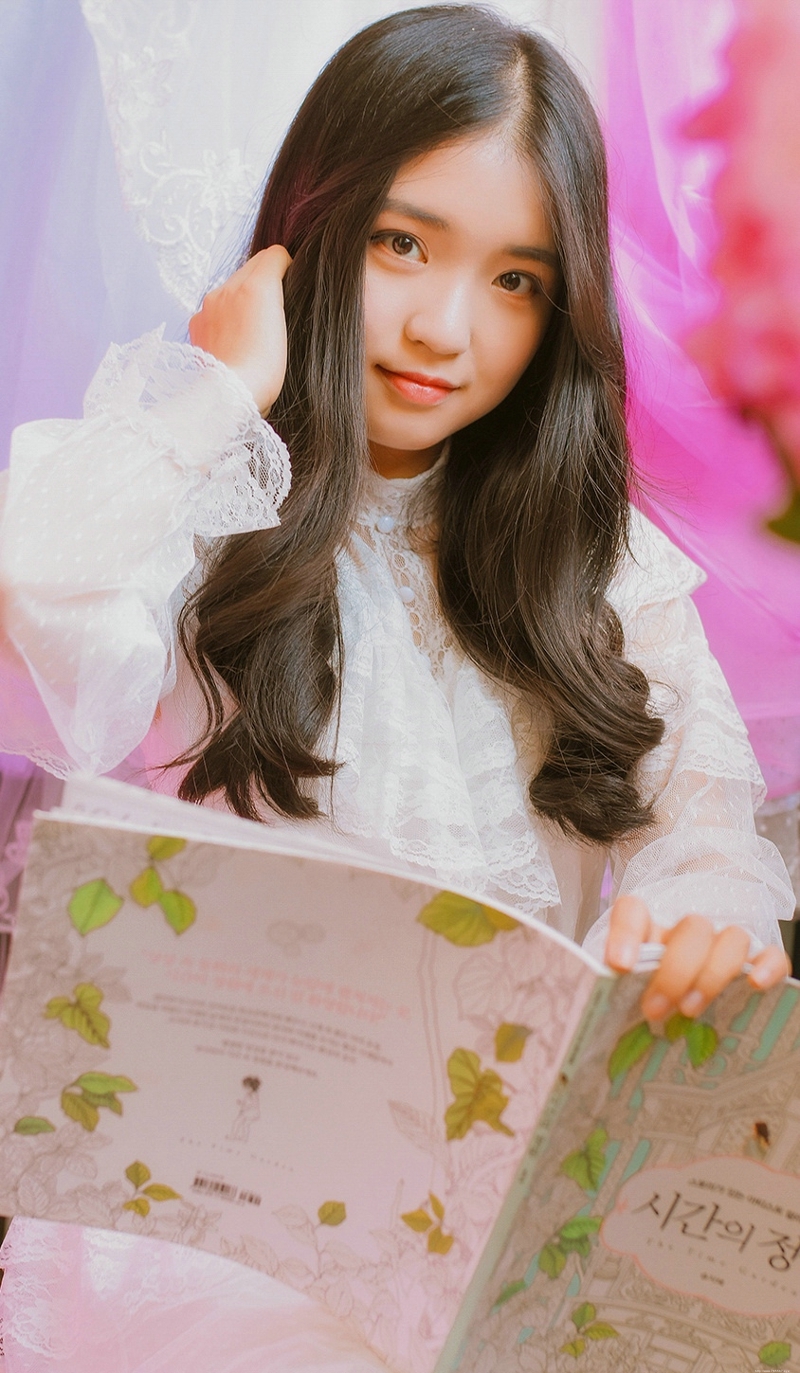 安静呆萌中分妹子花朵娇俏可人