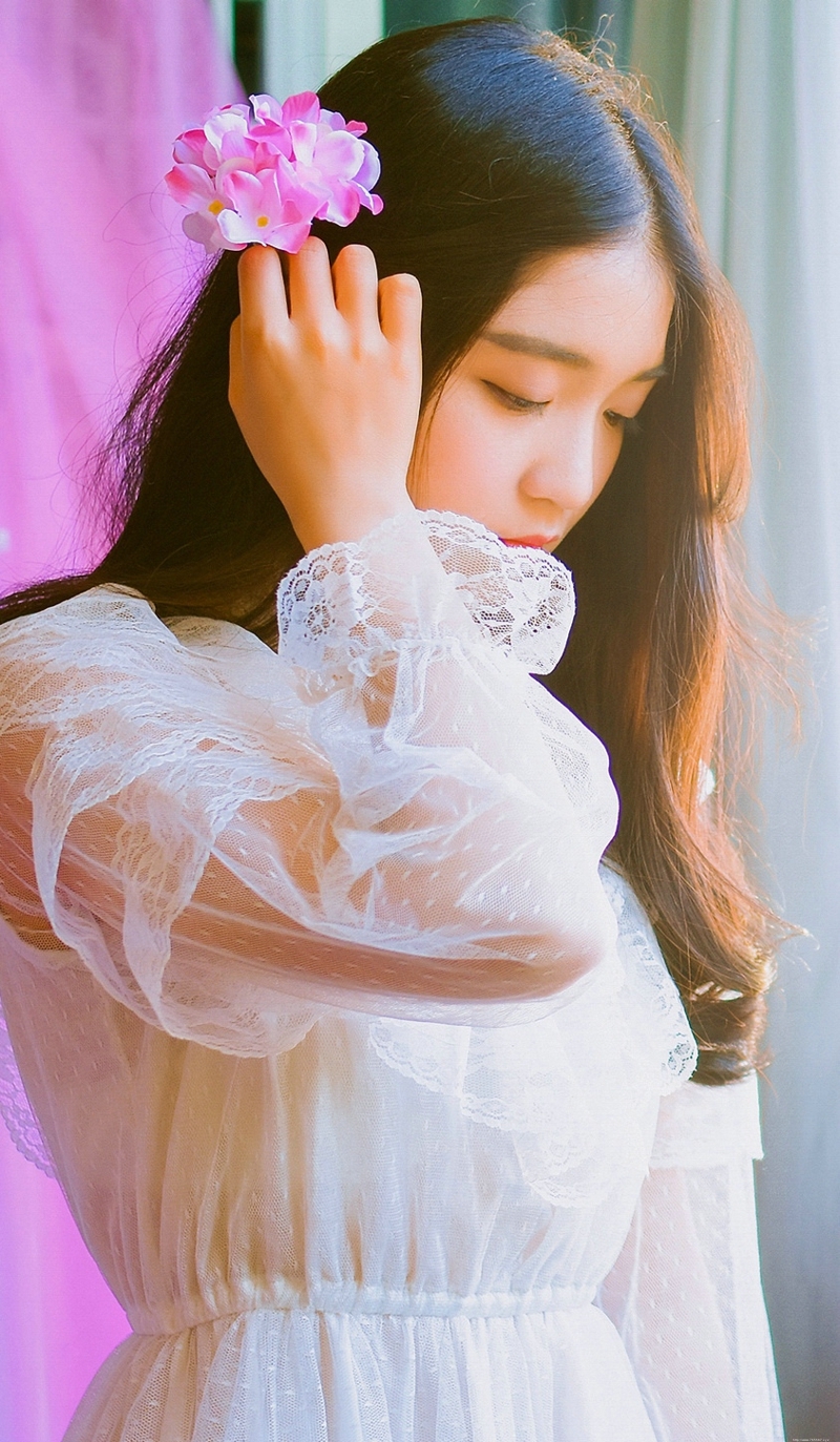 安静呆萌中分妹子花朵娇俏可人