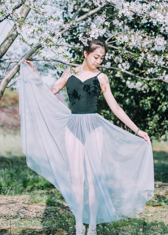 人间四月美如画芭蕾美女舞动人生