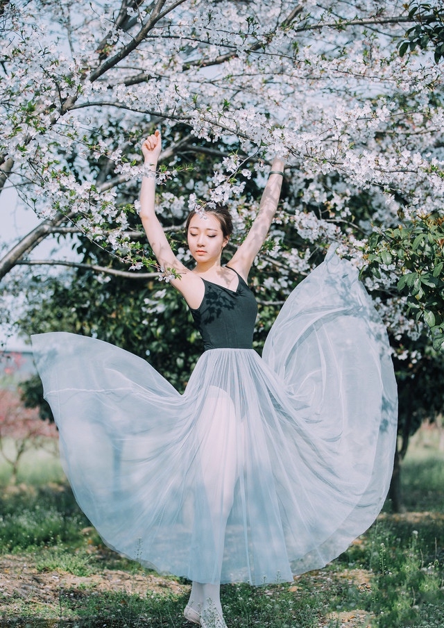 人间四月美如画芭蕾美女舞动人生