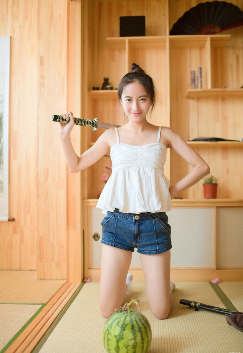 甜美素颜牛奶猫咪少女笑容纯真