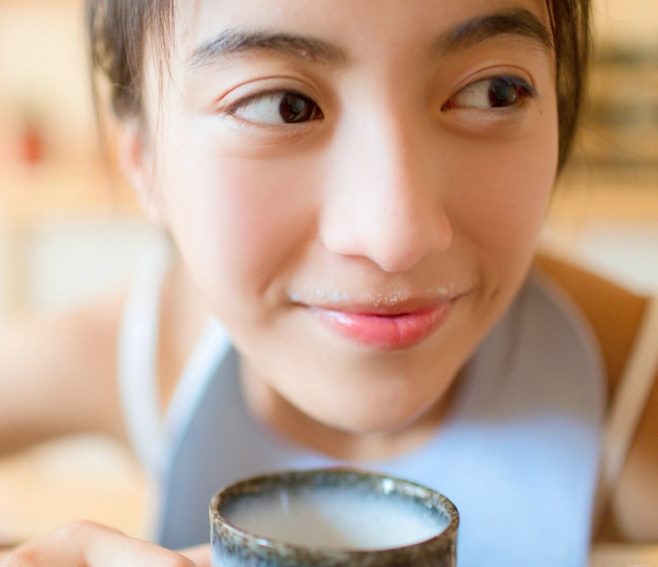 甜美素颜牛奶猫咪少女笑容纯真