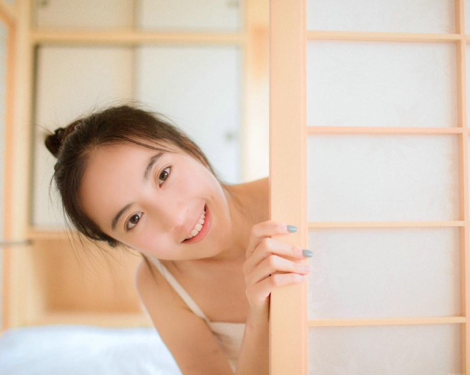 甜美素颜牛奶猫咪少女笑容纯真