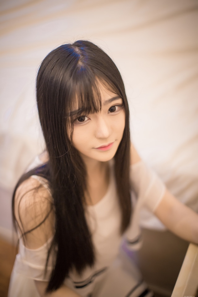 床上柔美美女低胸裙肤泽透亮性感撩人诱惑