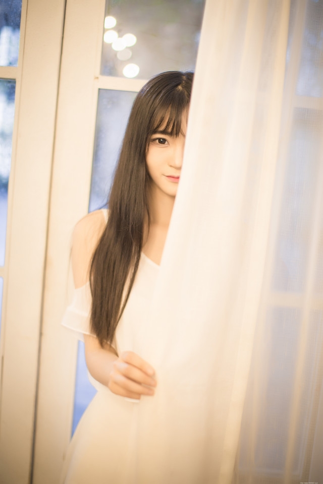 床上柔美美女低胸裙肤泽透亮性感撩人诱惑