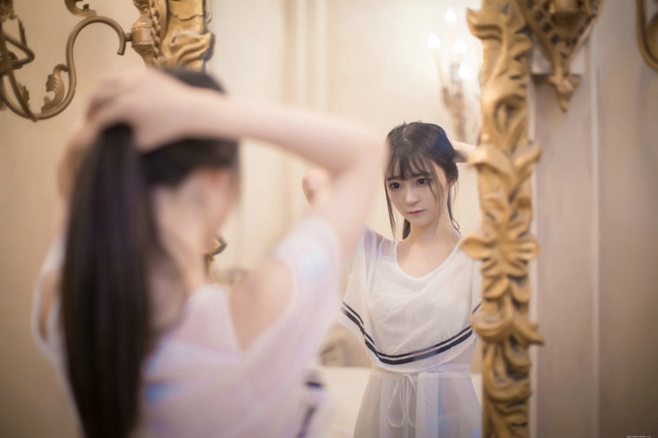 床上柔美美女低胸裙肤泽透亮性感撩人诱惑