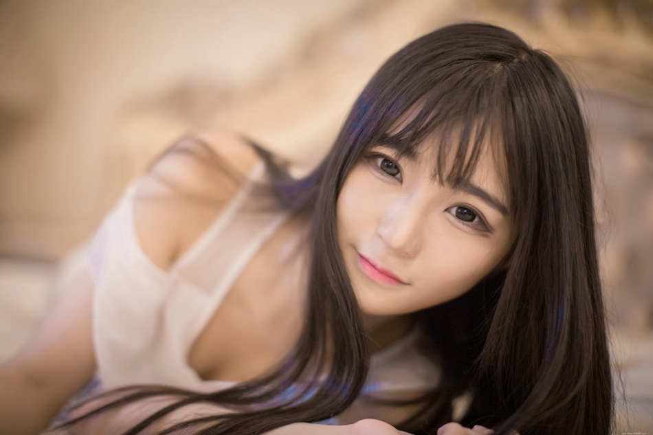 床上柔美美女低胸裙肤泽透亮性感撩人诱惑