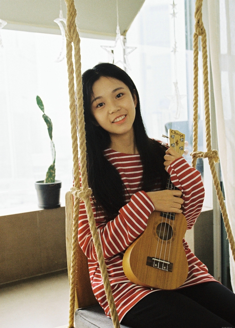 清纯条纹萌妹子小巧玲珑娇美可人