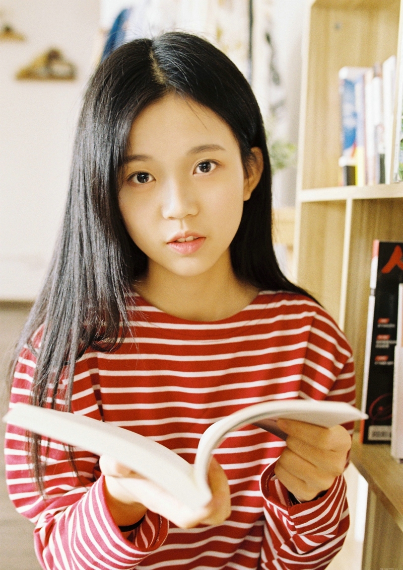 清纯条纹萌妹子小巧玲珑娇美可人