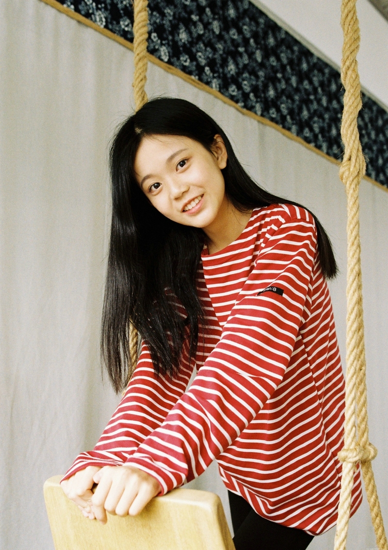 清纯条纹萌妹子小巧玲珑娇美可人