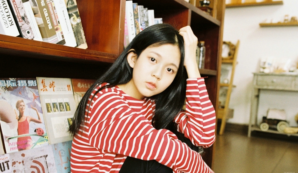 清纯条纹萌妹子小巧玲珑娇美可人