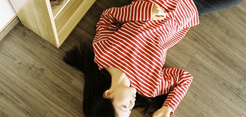 清纯条纹萌妹子小巧玲珑娇美可人