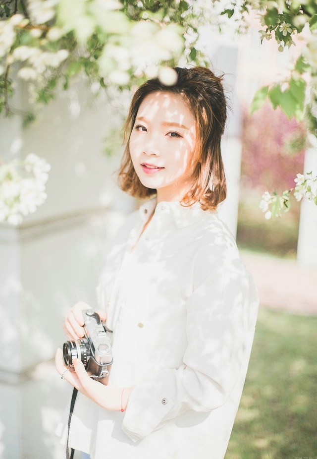 盛夏如花美女公园内照相白衬衫小清新