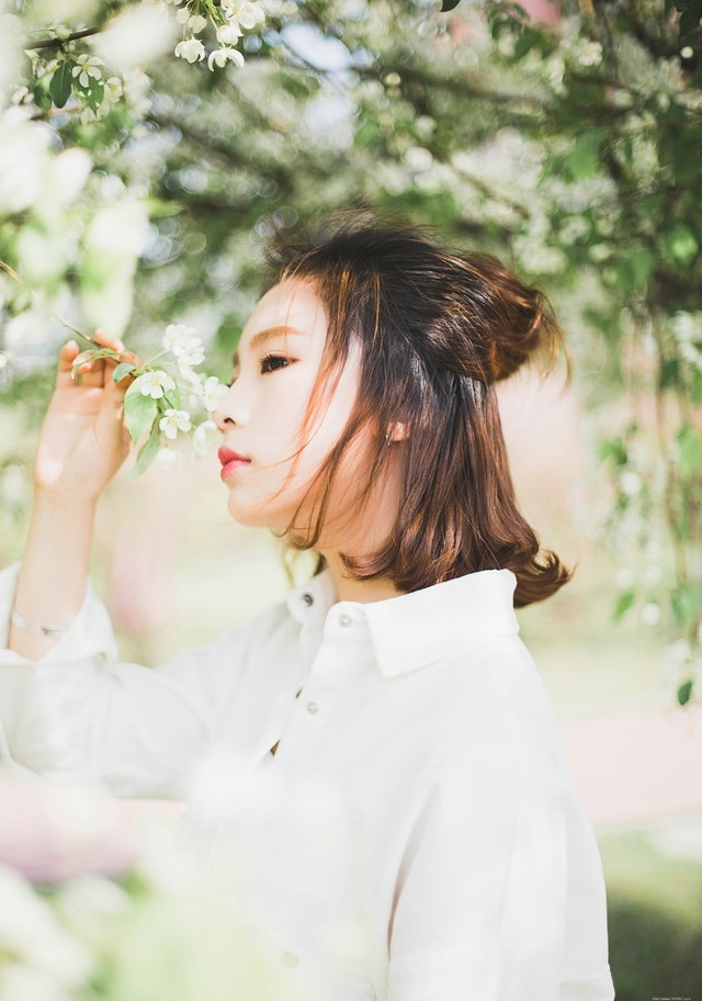 盛夏如花美女公园内照相白衬衫小清新