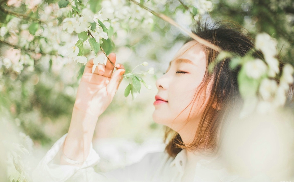 盛夏如花美女公园内照相白衬衫小清新