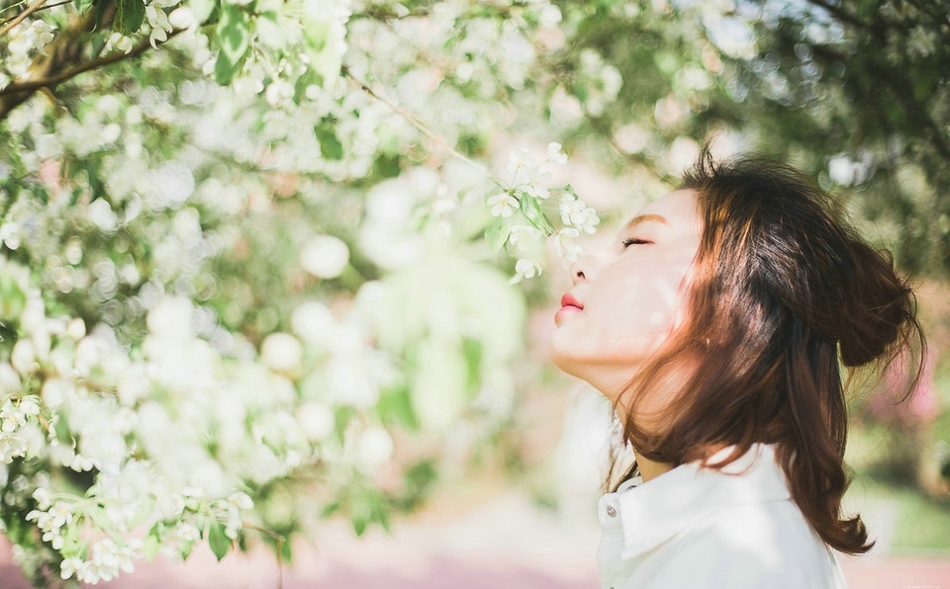 盛夏如花美女公园内照相白衬衫小清新