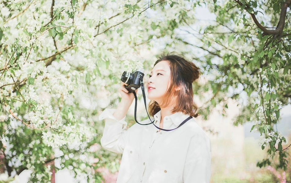 盛夏如花美女公园内照相白衬衫小清新