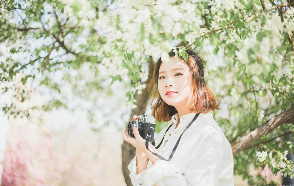 盛夏如花美女公园内照相白衬衫小清新