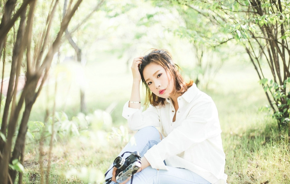 盛夏如花美女公园内照相白衬衫小清新