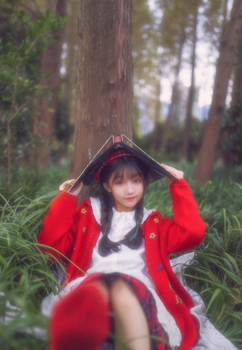森林内的可爱呆萌小红帽双眼无辜动人