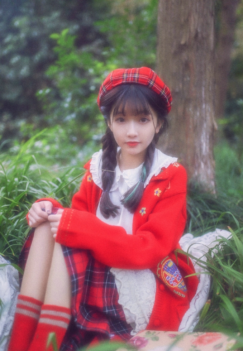 森林内的可爱呆萌小红帽双眼无辜动人