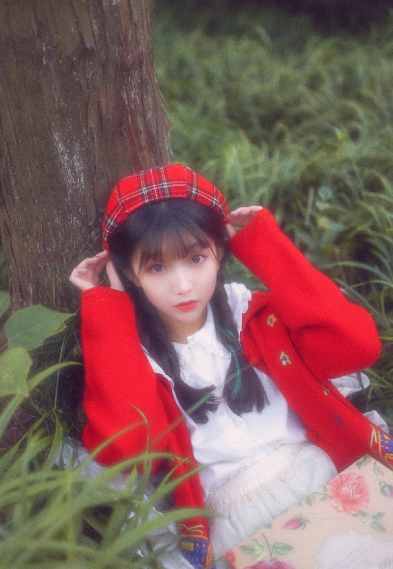 森林内的可爱呆萌小红帽双眼无辜动人