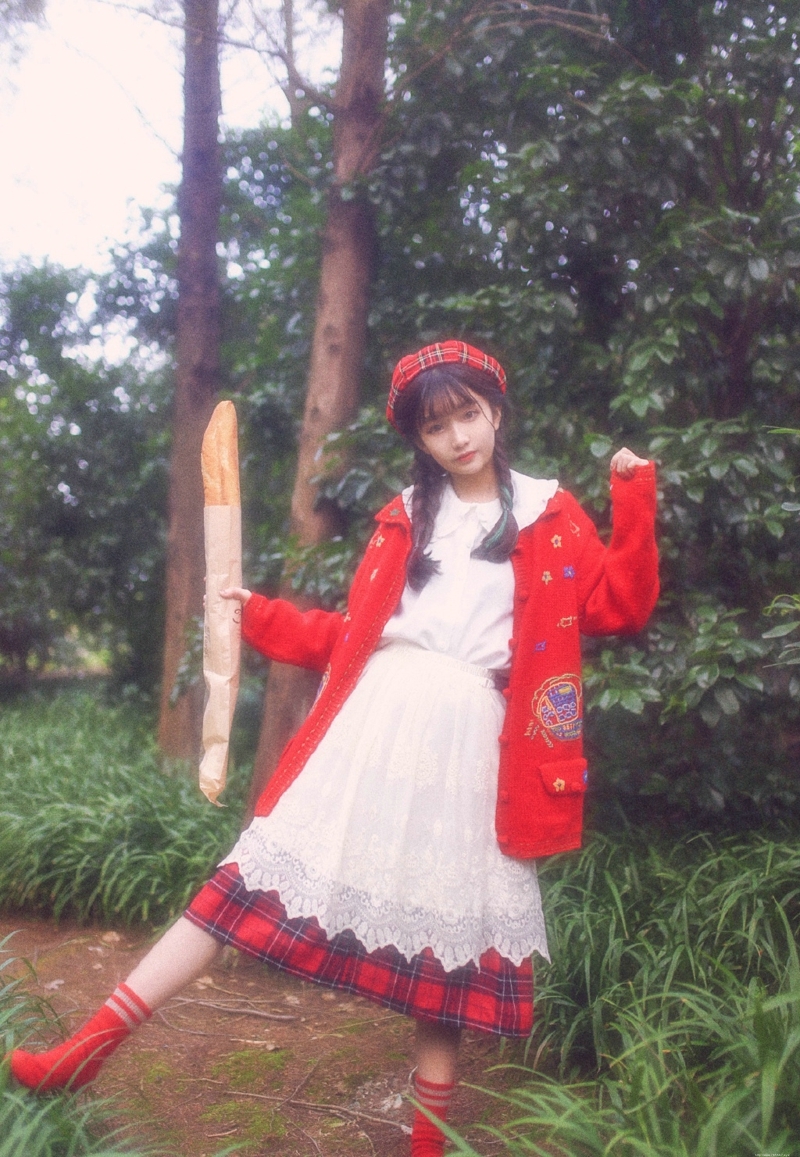 森林内的可爱呆萌小红帽双眼无辜动人