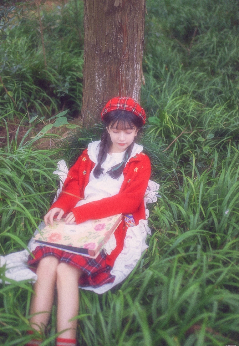 森林内的可爱呆萌小红帽双眼无辜动人