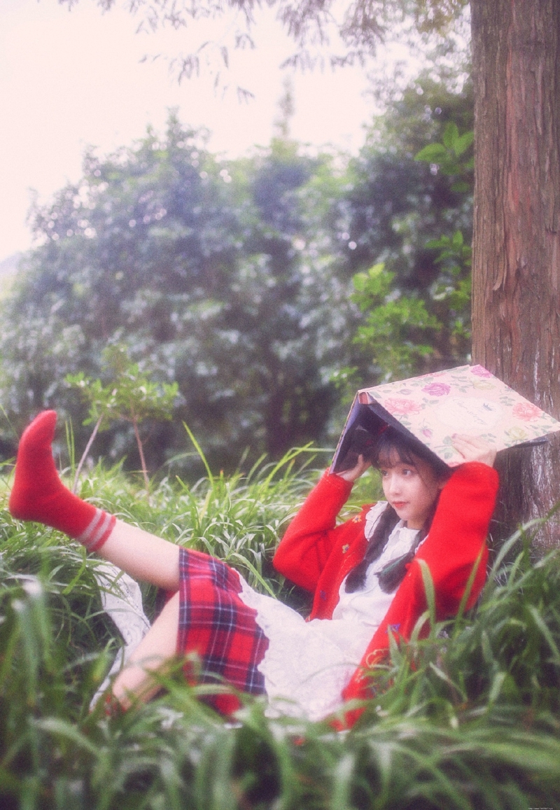 森林内的可爱呆萌小红帽双眼无辜动人