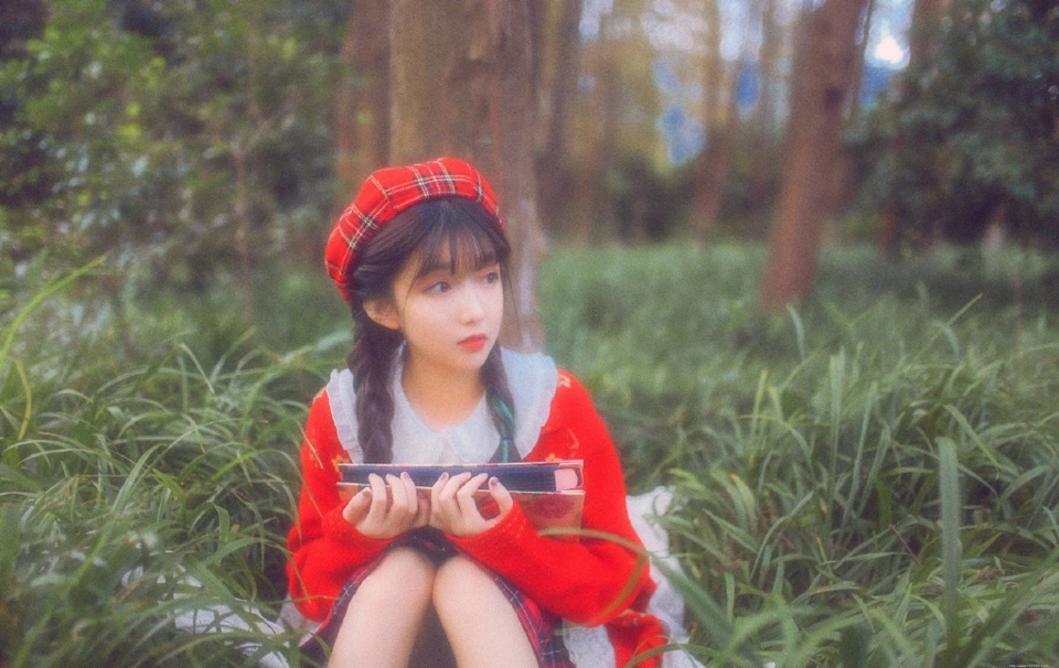 森林内的可爱呆萌小红帽双眼无辜动人