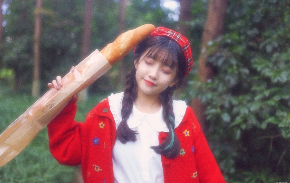 森林内的可爱呆萌小红帽双眼无辜动人