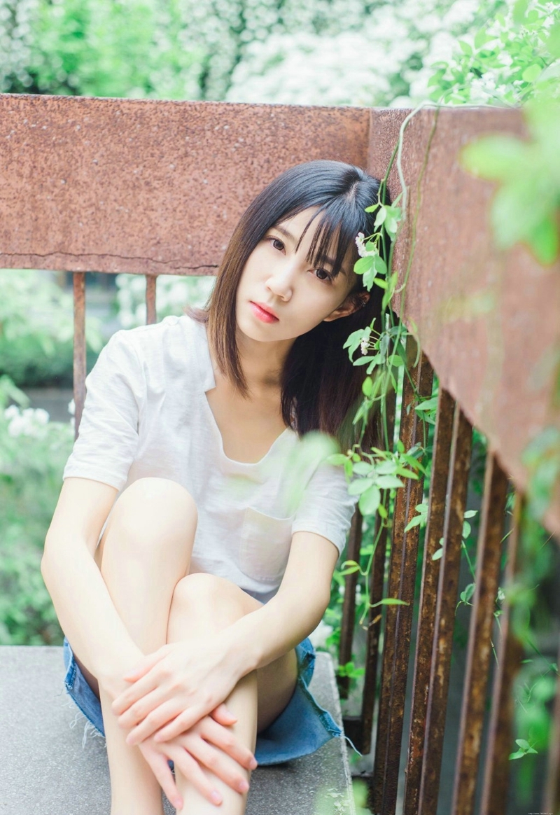 公园花海中的气质白T牛仔裙美女清爽养眼