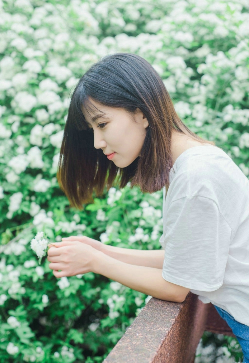 公园花海中的气质白T牛仔裙美女清爽养眼