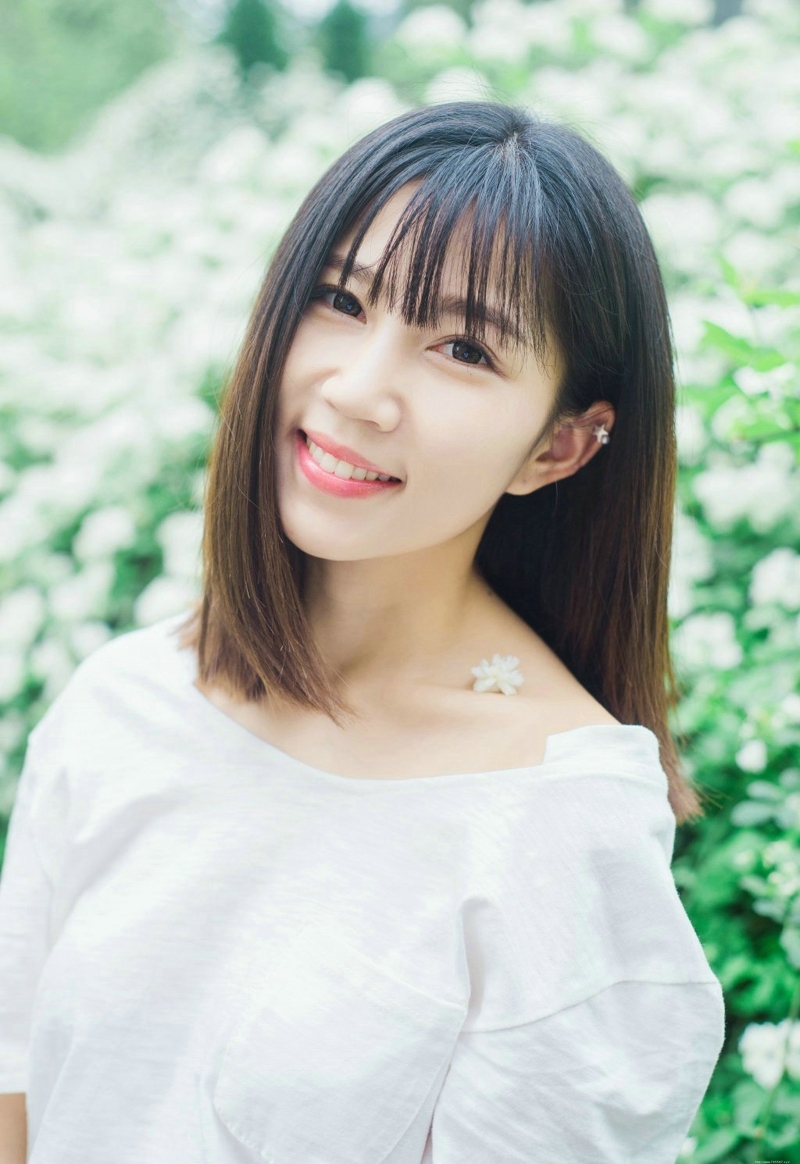 公园花海中的气质白T牛仔裙美女清爽养眼