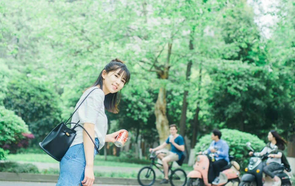 公园花海中的气质白T牛仔裙美女清爽养眼