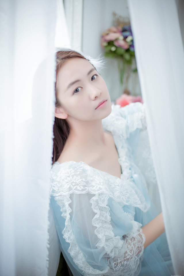 水蓝色蕾丝裙美女静谧优雅分外迷人