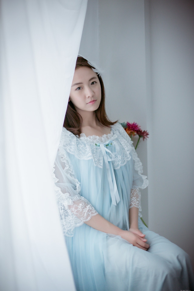 水蓝色蕾丝裙美女静谧优雅分外迷人