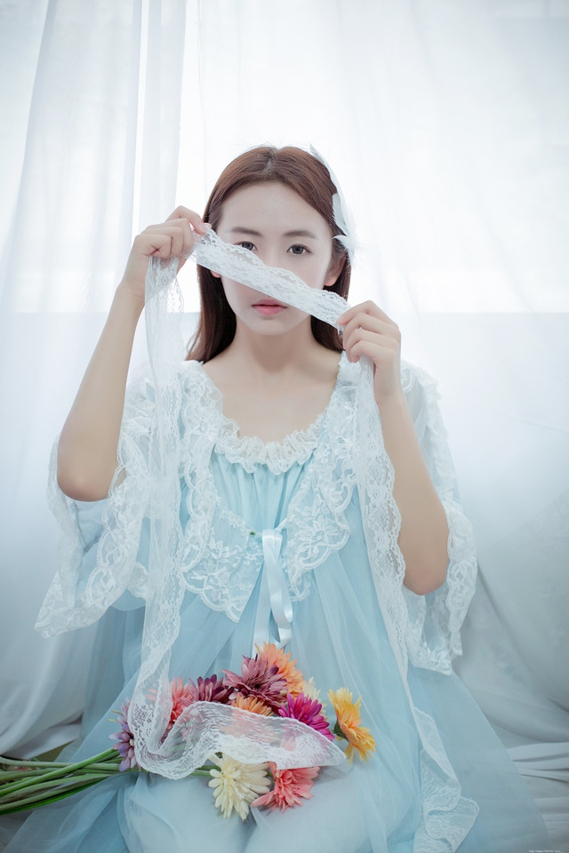 水蓝色蕾丝裙美女静谧优雅分外迷人