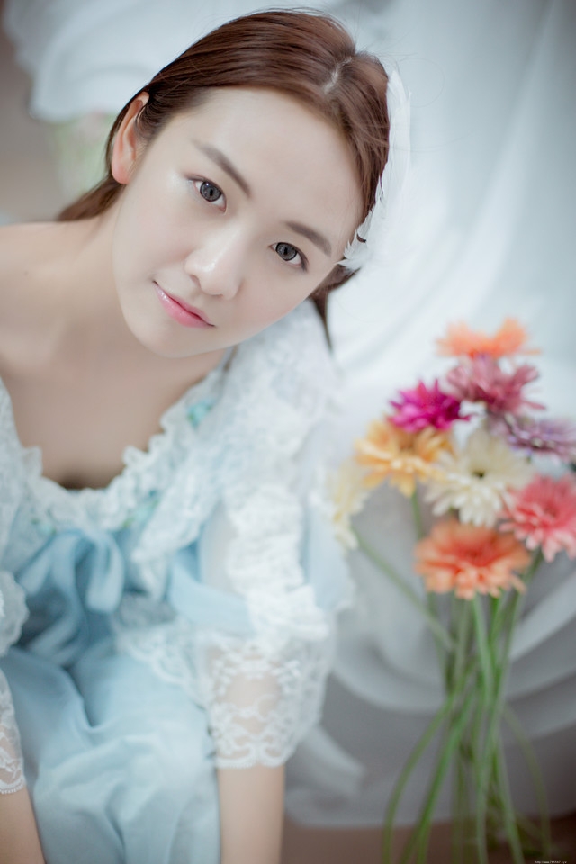 水蓝色蕾丝裙美女静谧优雅分外迷人